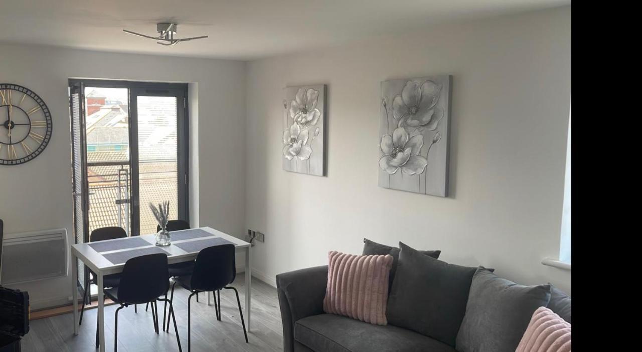 2 Bed Modern Apartment Swansea Luaran gambar